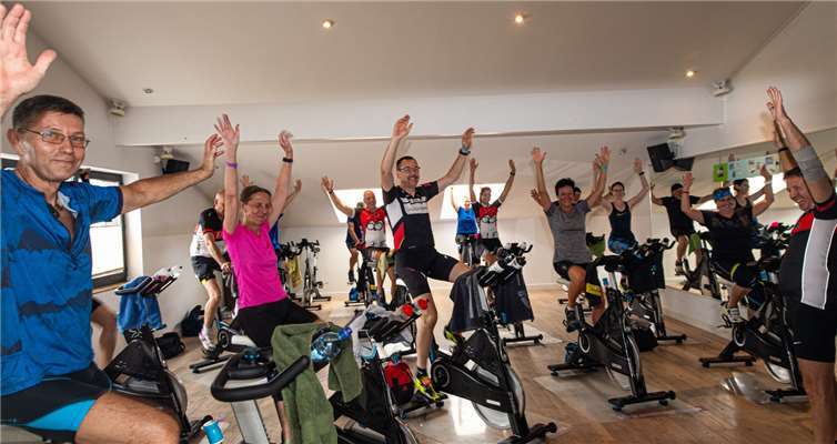 15 Teilnehmerinnen und Teilnehmer erradelten im monte mare Andernach unter der Anleitung von Initiator und Cycling-Trainer „Zewe“, Hans-Dieter Krüppel, 1.000 Euro, die Sven J. und seiner Familie aus Ahrweiler zugutekommen, die von der Hochwasserkatastrophe schwer getroffen wurden. Foto: Peter Seydel