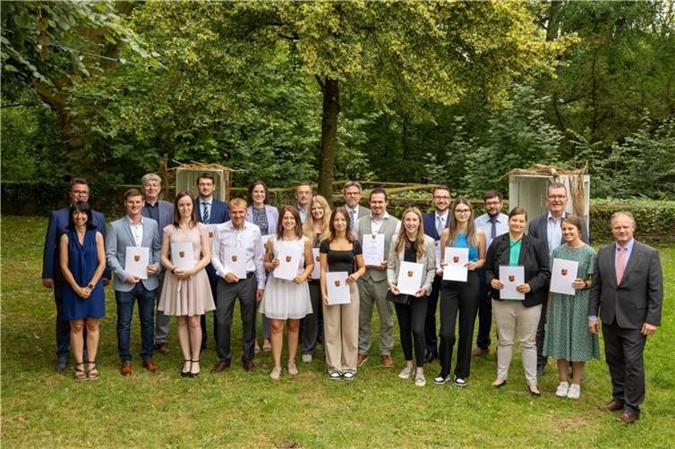 15 Verbeamtungen auf Widerruf, auf Probe oder Lebenszeit vollzog der Verwaltungschef. Auch zu einigen Beförderungen durfte gratuliert werden.