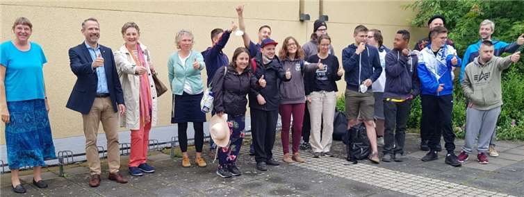 15 älteren Jugendlichen und jungen Erwachsenen mit dem Reisesegen und guten Wünschen in das „Urlaubsabenteuer“ nach Grömitz verabschiedet. Foto: privat