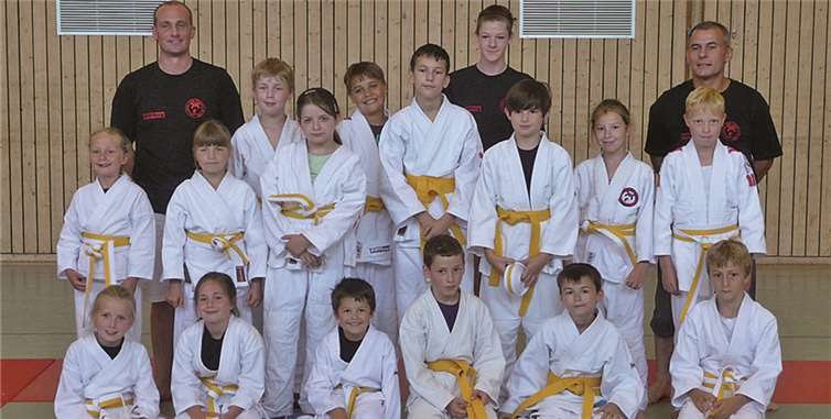 15 junge Ju-Jutsukas nahmen stolz ihren Urkunden und Gürtel entgegen. privat