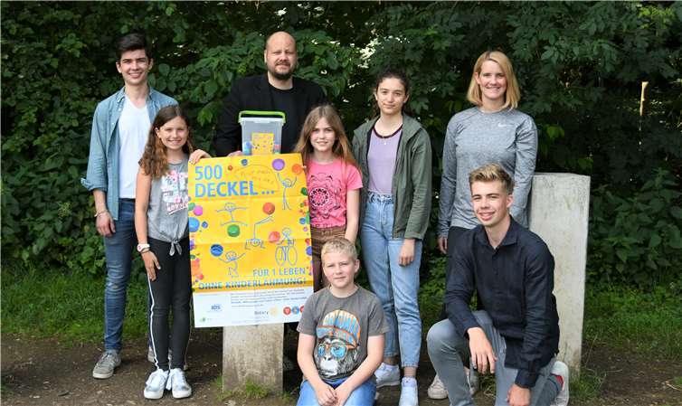 150 Impfungen ermöglicht – Vincent Ueberbach, Marie Loerakker und Philip Kraume von der Schülervertretung freuen sich gemeinsam mit den Lehrkräften Sven Schübel und Dagmar Göbel sowie den besonders engagierten Schülern Lukas Bongar, Emilia Schmickler und Emily Kietzmann. Foto: privat