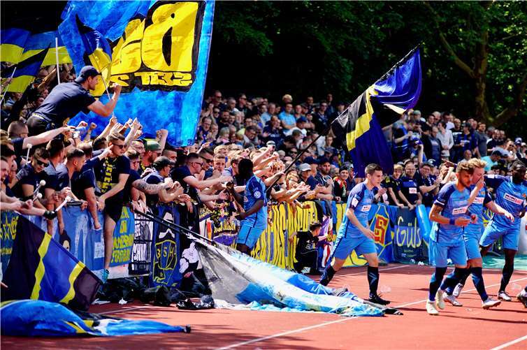 1500 Anhänger der TuS Koblenz sorgten für eine prickelnde Atmosphäre.