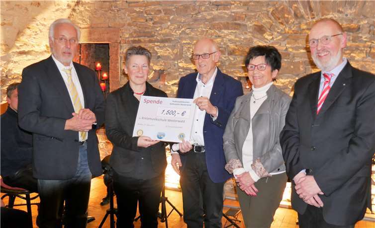 1500 Euro gab es für die Förderung der kulturellen Arbeit der Kreismusikschule. Franz Dietz (Rotary Club Westerwald), Kreismusikschulleiterin Rachel Büche, Werner Schmitt (Lions Club Westerwald), Helga Schmitt (Lions Club Bad Marienberg), Dr. Gottfried Meyer (Rotary Club Montabaur) (v.l.). GBA