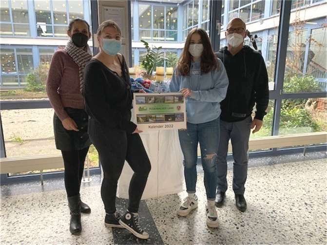 1500 Euro konnten an den Förderverein der Ahrtalschule Altenahr überwiesen werden.Quelle: VG Puderbach