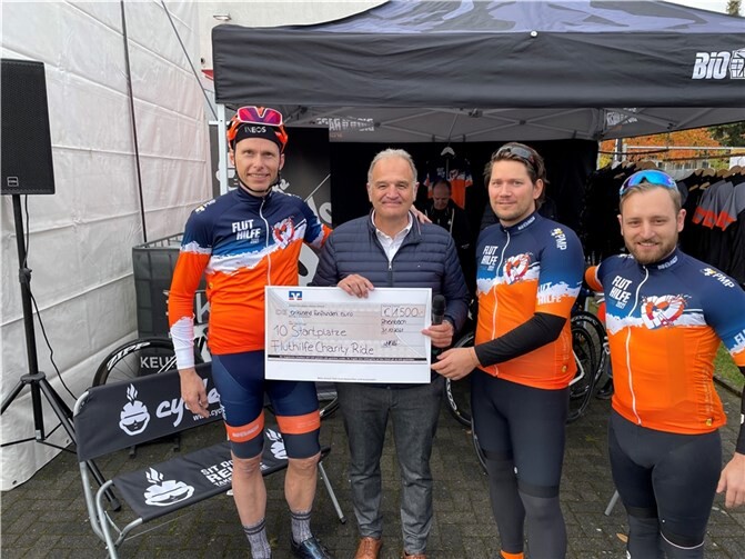 1.500 Euro überwies die Raiffeisenbank an den Verein „Leben mit Autismus“ und trug damit zum Erfolg des gelungenen Veranstaltungsformats von Christian Knees bei.Foto: Raiffeisenbank Voreifel eG