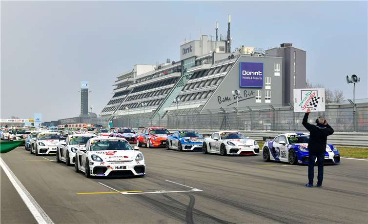 151 Fahrzeuge starteten zum Saisonauftakt der VLN Langstreckenmeisterschaft auf dem Nürburgring.