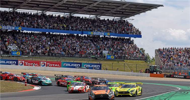 155 Fahrzeuge starteten vor voll besetzten Tribünen in den Marathon durch die Grüne Hölle.Fotos: BURG