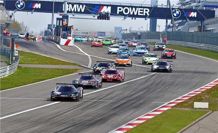 157 Fahrzeuge starteten am vergangen Samstag zum zweiten Lauf der Nürburgring-Langstrecken-Serie. Fotos: Peter Burggraf