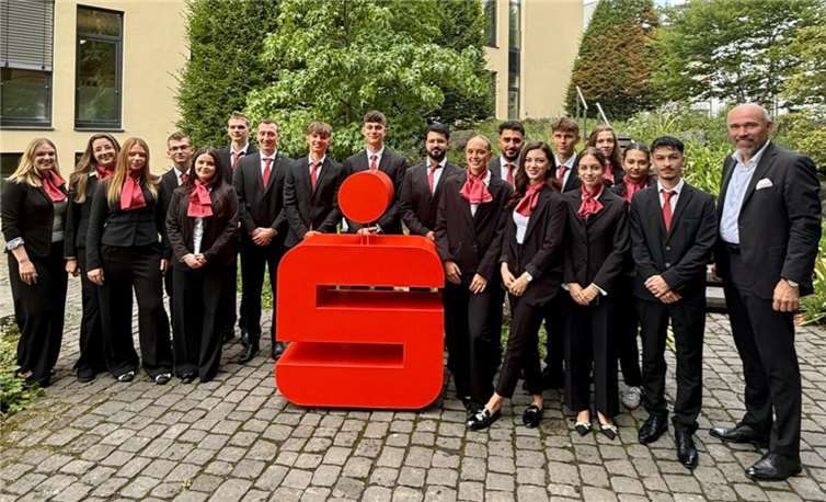 16 junge Menschen starten ihre berufliche Zukunft  16 Azubis haben ihre Ausbildung begonnen.  Foto: Marco Seydel