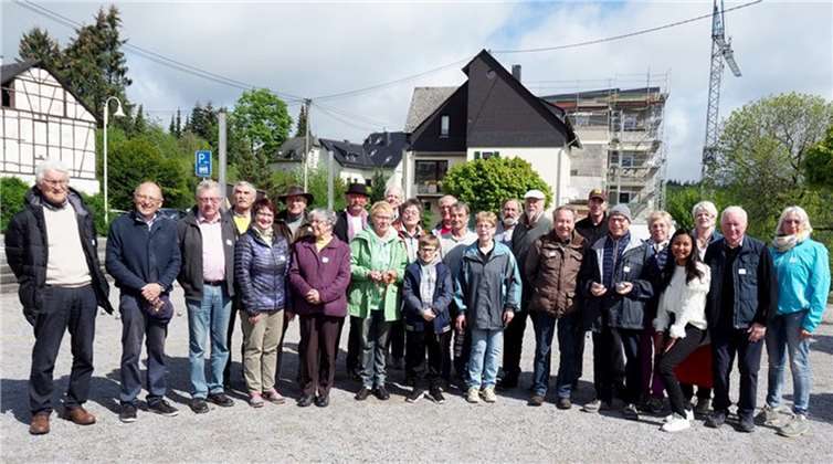 16 Boule-Spieler fanden sich auf dem Platz „Place Saint-Pierre-le-Moûtier“ ein, um mit Unterstützung der Zuschauer das traditionelle Boule-Turnier auszutragen.Foto: Rolf Weingarten