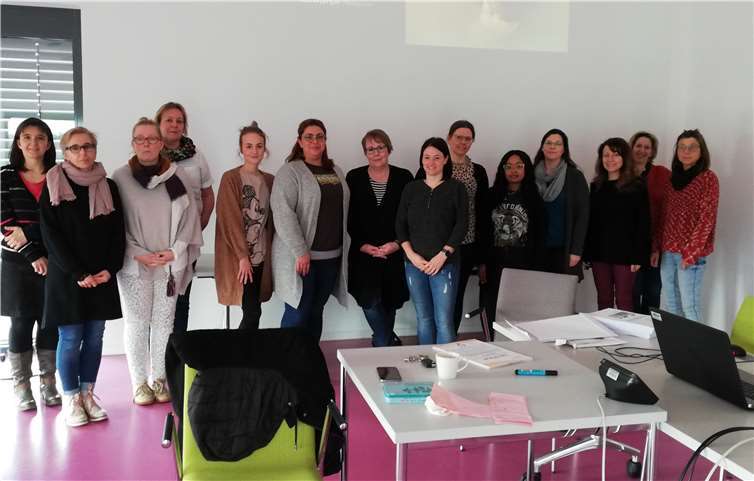 16 Fachkräfte für interkulturelle Arbeit erhielten ihre Zertifikate. Foto: KVHS