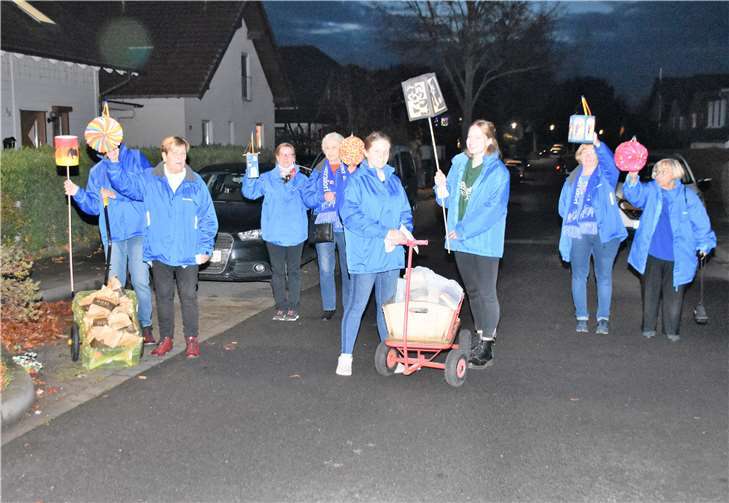 16 Fidele Burgfrauen überraschten die Tanzmädchen mit einem Wecken. Foto: Eich