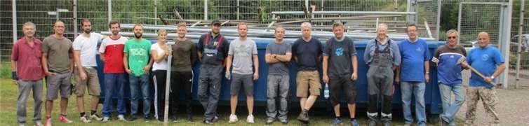16 Helfer der Spvgg 1904/25 Nickenich (2. Mannschaft, „Alte Herren“, Vorstand beim Abriss der Zuschauerbarriere.privat