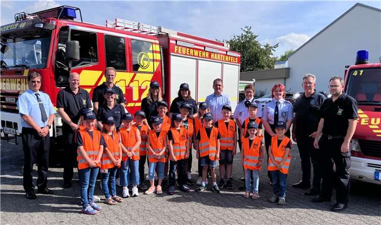 16 Jungen und Mädchen gehören zur neugegründeten Bambinifeuerwehr.  Foto: VG Selters