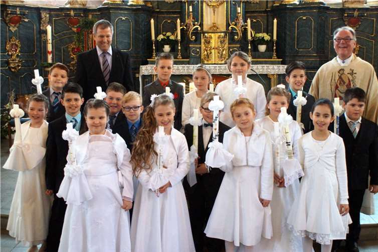 16 Kinder wurden am Weißen Sonntag mit der Ersten Heiligen Kommunion in der Urmitzer Pfarrkirche in die Katholische Kirchengemeinde St. Georg aufgenommen. Pfarrer Thomas Gerber gestaltete gemeinsam mit dem Gemeindereferenten Michael Erbar eine kindgerechte Eucharistie-Feier, die nicht nur die jungen Christen begeisterte.GH