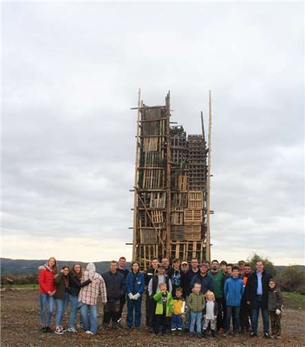 16 Meter hoch ragt das vorbereitete Martinsfeuer. Foto: privat