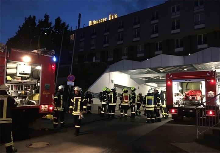 16 Personen mussten vorübergehend evakuiert werden. FW Adenau