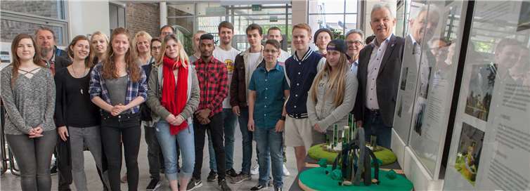 16 Schüler der Glasfachschule Rheinbach stellen im Foyer des Rheinbach Rathauses ihre Ideen aus, wie der „Krings-Kreisel“ am Ortseingang künftig gestaltet werden soll.JOST