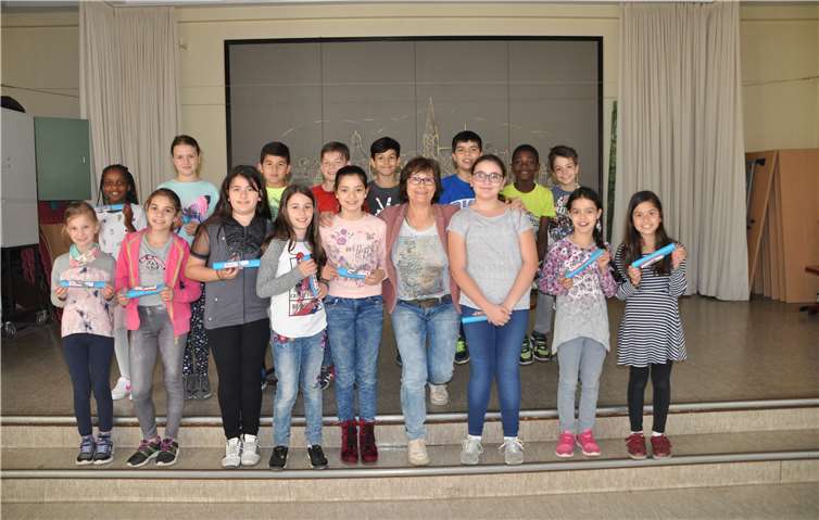 16 Schülerinnen der Grundschule Ahrweiler nehmen nun an einem zusätzlichen Schwimmkurs teil. privat