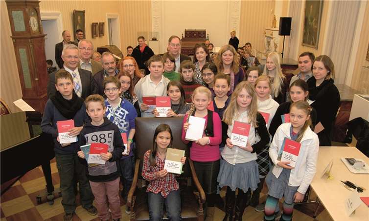 16 Schülerinnen und Schüler stellten sich der Jury unter Vorsitz des 1. Kreisbeigeordneten und Kreisjugenddezernenten, Achim Hallerbach im Neuwieder Röntgenmuseum. Luca Sophie Ternes (sitzend) fährt als Siegerin zum Bezirksentscheid nach Koblenz.  privat