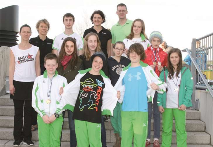 16 Schwimmsportler bei den Bezirksmeisterschaften des TV 06 Bad Neuenahr in Dierdorf.  Privat