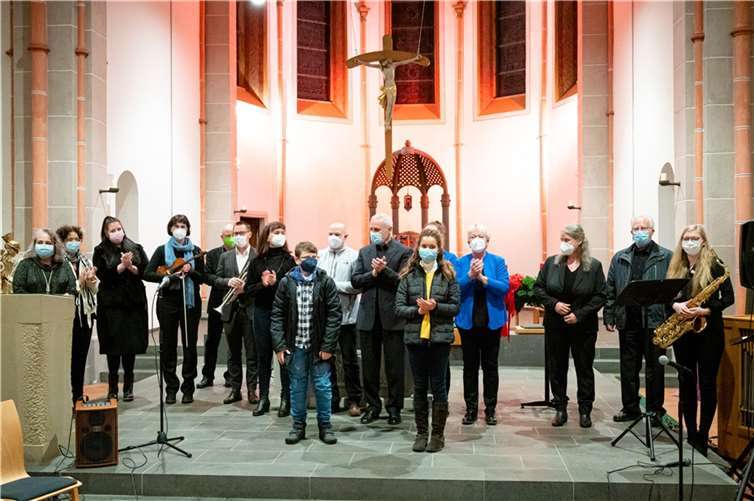 16 Solistinnen und Solisten überzeugten bei der Geistlichen Abendmusik. Foto: Martin Bärtges