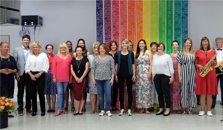 16 Teilnehmerinnen erhielten in einer Feierstunde von ihrer Ausbilderin Heide Marie Syassen ihre Zertifikate. Bürgermeister Michael Mang freute sich mit.  Stadt Neuwied
