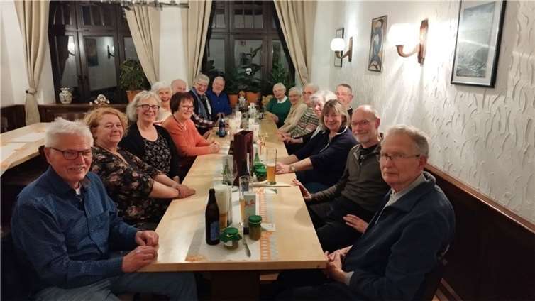 16 gut gelaunte Seniorinnen und Senioren des AC Mallendar trafen sich im Stammlokal.  Fotos: privat