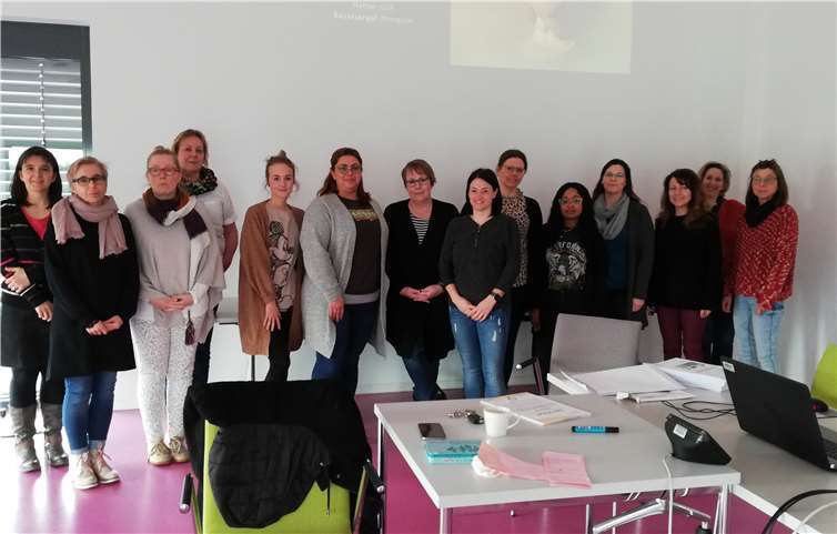 16 pädagogische Fachkräfte konnten ausgezeichnet werden. Foto: KreisVolkshochsschule Neuwied e.V.