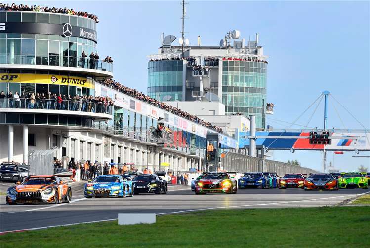 163 Fahrzeuge starteten in denFinallauf der VLN Langstreckenmeisterschaft. Fotos BURG