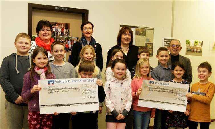 1.634,32 Euro konnten Helma Kutzner (hinten links) für die Elterninitiative krebskranker Kinder Koblenz und Pfarrer Michael Schäfer (hinten rechts), Rektorin Angelika Schifferings (2. v.r.) und Doerte Schmidt vom Elternbeirat in Empfang nehmen.Foto: SES