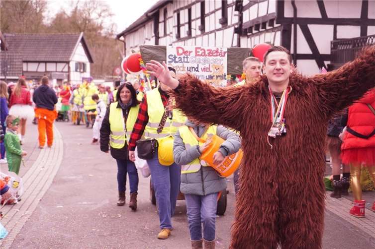 17 Gruppen - angeführt vom Eazebär - zogen mit lauter Musik, kiloweise Kamelle und sensationeller Stimmung durch den Ort.