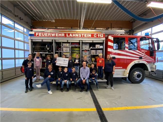 17 Kids der Lahnsteiner Feuerwehr freuen sich: Günter Groß übergab den Betreuerinnen Steffi Ems, Esther Radermacher und Julia Haase den Scheck über 2.000 Euro.  Foto: privat