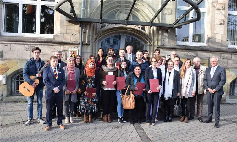 17 Männer und 17 Frauen erhielten ihre Einbürgerungsurkunden aus den Händen von Landrat Achim Hallerbach.Foto: Kreisverwaltung