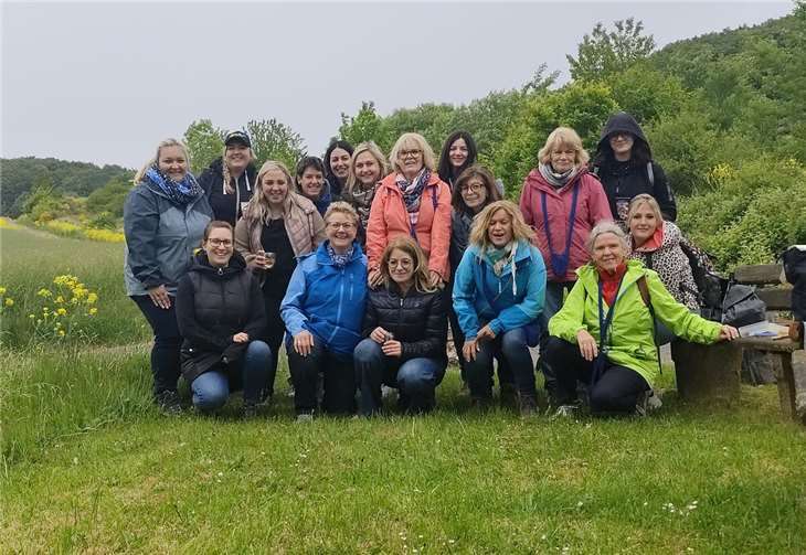 17 Möhnen unterwegs: Teamgeist und gute Laune bei jedem Wetter. Foto: Heike Racke