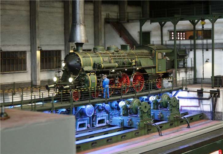 Miniaturlandschaften und Technik zum Staunen und Entdecken 17 Monate hat das Team von Rik Martens aus Belgien für den originalgetreuen Nachbau des Lokomotiv-Rollenprüfstands gebraucht.