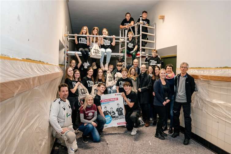17 Schülerinnen und Schüler des Gymnasium Calvarienberg präsentieren ihr Handwerksprojekt „Sanierung der Altbauflure im Bauhaus-Stil“.  Foto: Bernhard Risse, Creative Moments