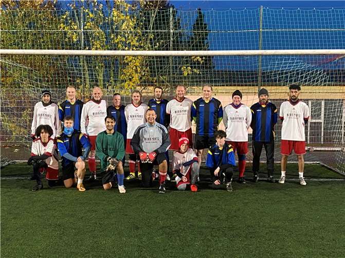 17 Unerschrockene trafen sich in Mertloch, um auf dem Kunstrasenplatz das obligatorische Spiel Weiß-Rot gegen Blau mit ausgelosten Mannschaften auszutragen. Quellen: VfB Polch