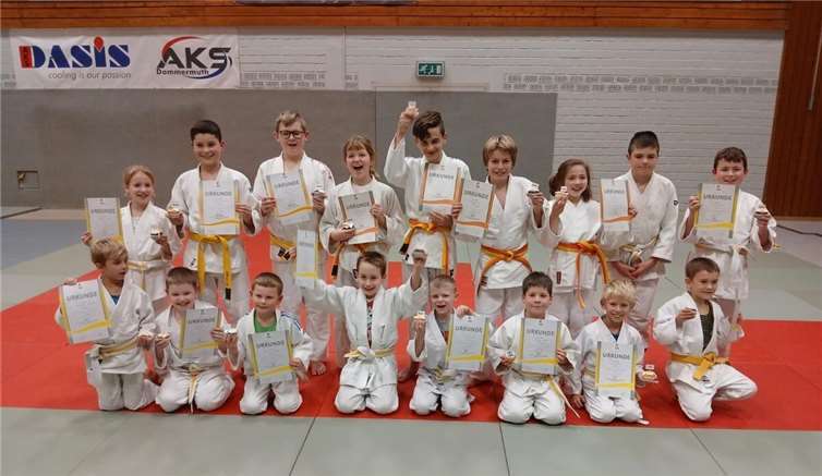 17 junge Judoka des SV Urmitz haben erfolgreich die Gürtelprüfung absolviert. Foto: privat