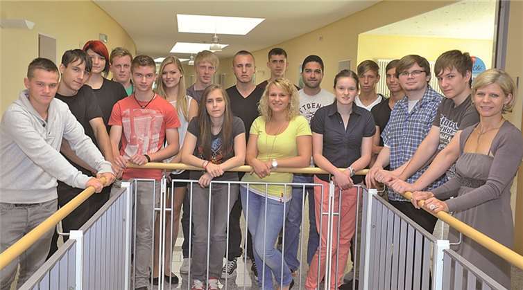 17 junge Menschen haben ihre Ausbildung bei GdB begonnen. Rechts im Bild: Anja Mans, Ausbildungsverantwortliche bei GdB am Standort Polch.Privat
