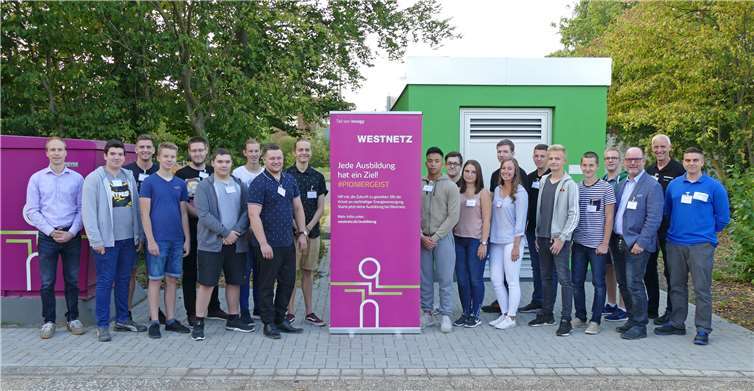 17 junge Menschen starteten beim Verteilnetzbetreiber Westnetz ins Berufsleben. Begrüßt wurden sie am Standort Saffig/Plaidt von ihren Ausbildern, den Azubis, der Jugendausbildungsvertretung und dem Betriebsrat. Foto: privat