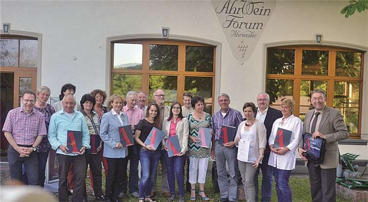 17 neue Gästeführerinnen und Gästeführer präsentierten sich der Presse nach dem erfolgreichen Abschluss ihrer Ausbildung. FotoFix