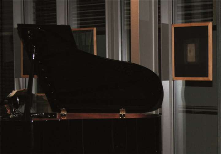 1719: Betreten erlaubt: Die Künstlerin zeigt den überraschten Besuchern einen ganz konkreten Zugang zu ihrer Kunst.