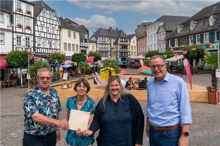 1745 Euro übergab das Geburtstagkind an die fbs-Leitung, Andrea Nathke und Christiane Guth, im Beisein des Linzer Stadtbürgermeisters Helmut Muthers.  Foto: CREATIV-PICTURE