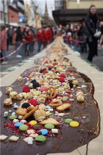 17,5 Meter maß die Schokoladentafel, die von vier Kinderprinzenpaare bunt dekoriert wurde.
