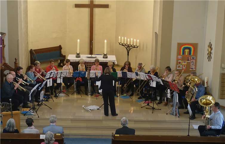 18 Bläser und Bläserinnen aus acht Chören des Bezirks spielten Musik zur Frage „Wo ist der Himmel?“ Foto: privat