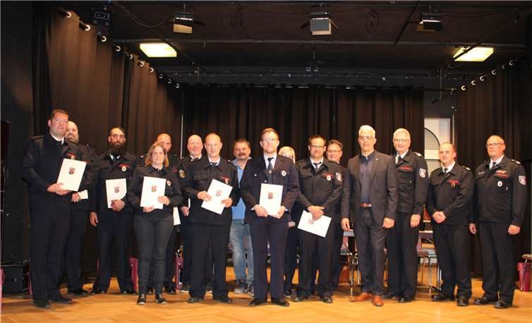 18 Feuerwehrleute wurden mit dem silbernen Feuerwehrehrenzeichen gewürdigt.  Fotos: DU