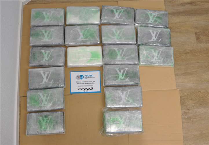 18 Kilogramm Kokain stellten Beamte der Kölner Polizei bei einer Verkehrskontrolle auf der A61 bei Rheinbach sicher. Fotos: Polizei