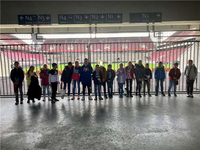 18 Kinder im Alter von sieben bis elf Jahren bei der Führung durch das RheinEnergie Stadion in Köln. Foto: privat