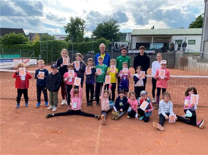 18 Kinder schnupperten beim Aktionstag erstmals Tennisluft – am Ende gab es Urkunden und kleine Preise. Foto: Sarah Karst